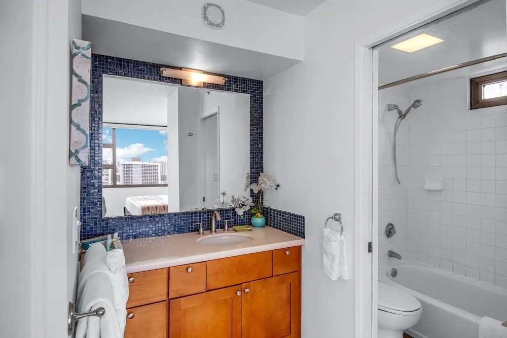 Artsy 32nd Floor Condo with Modern Furnishings & Gorgeous Ocean Views