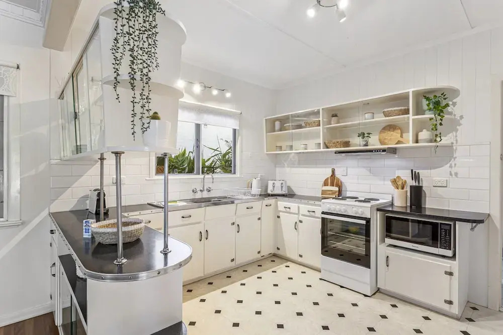 Beachside 3-bed Family Home With Parking & Veranda