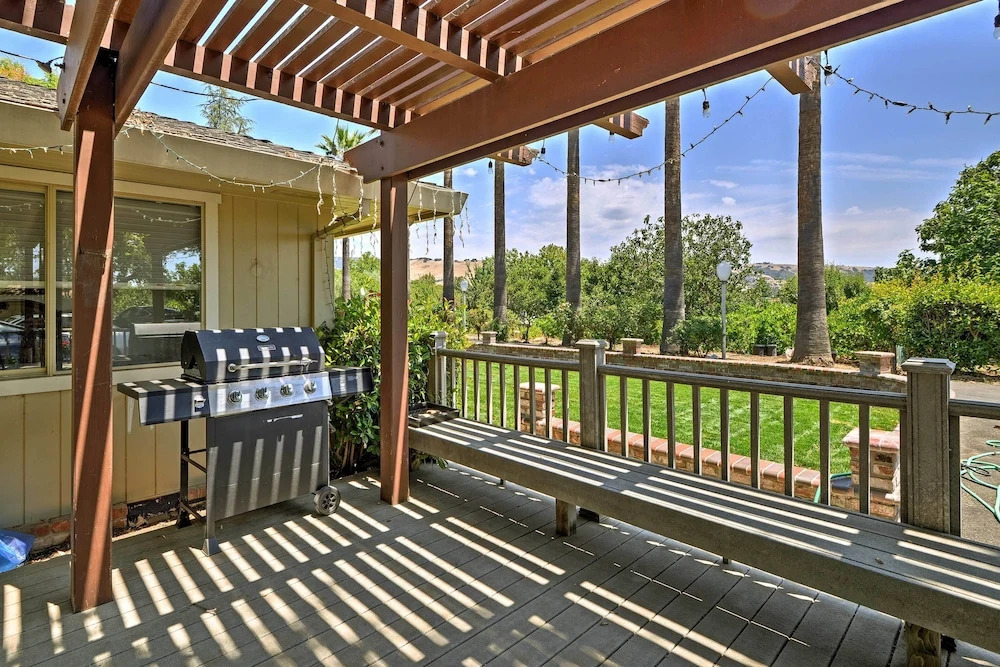 7 Mi to Dtwn Gilroy: Spacious Home on 20 Acres!