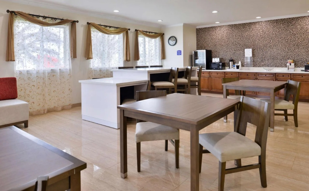 Crystal Inn & Suites IAH Humble