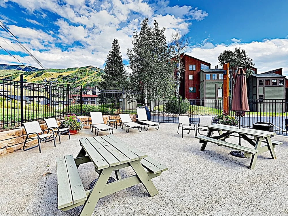 Bright & Cozy Mountainside -pool & Hot Tub 2 Bedroom Condo