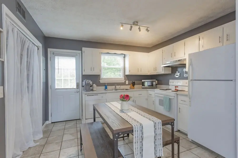 Take a Jog in Nearby Shelby Park at a Bright, Cozy Home