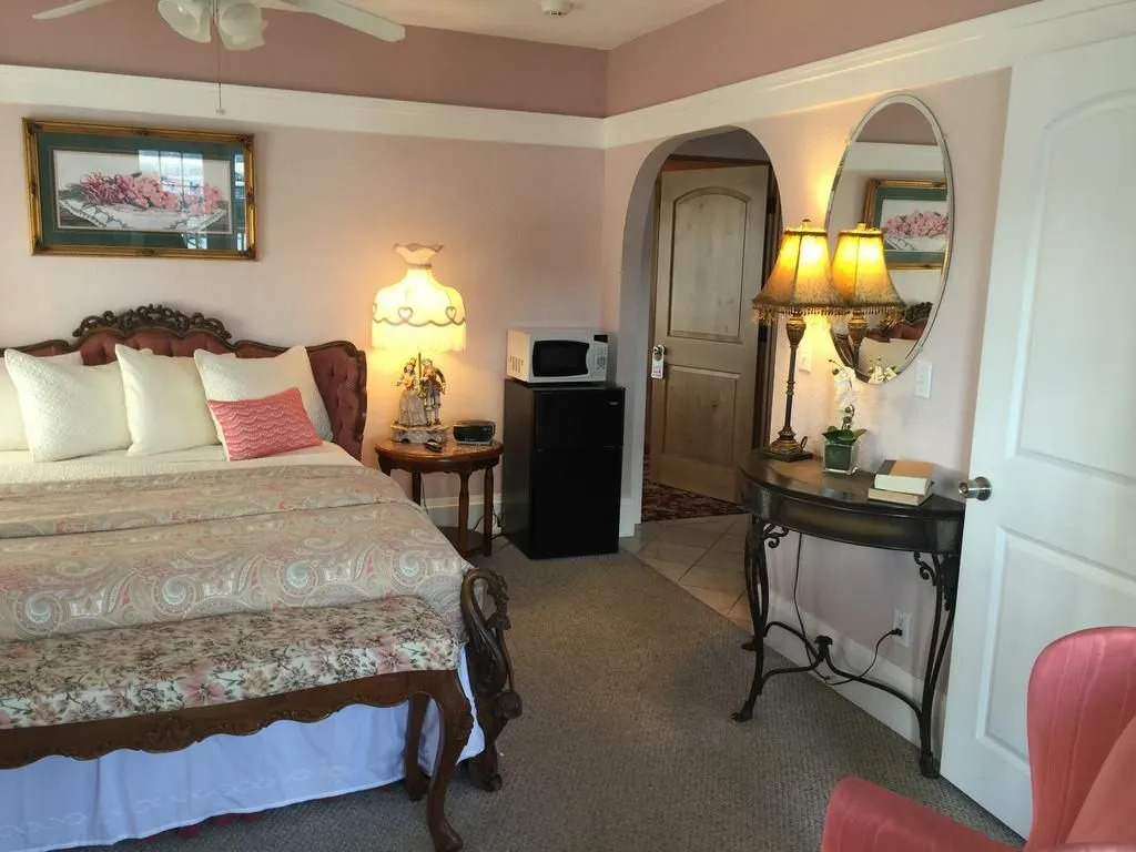 Shorelight Inn