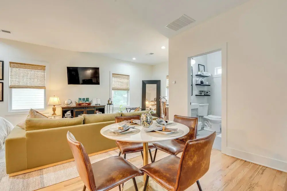 Couples Getaway Near Dtwn ATL & Mercedes-benz!