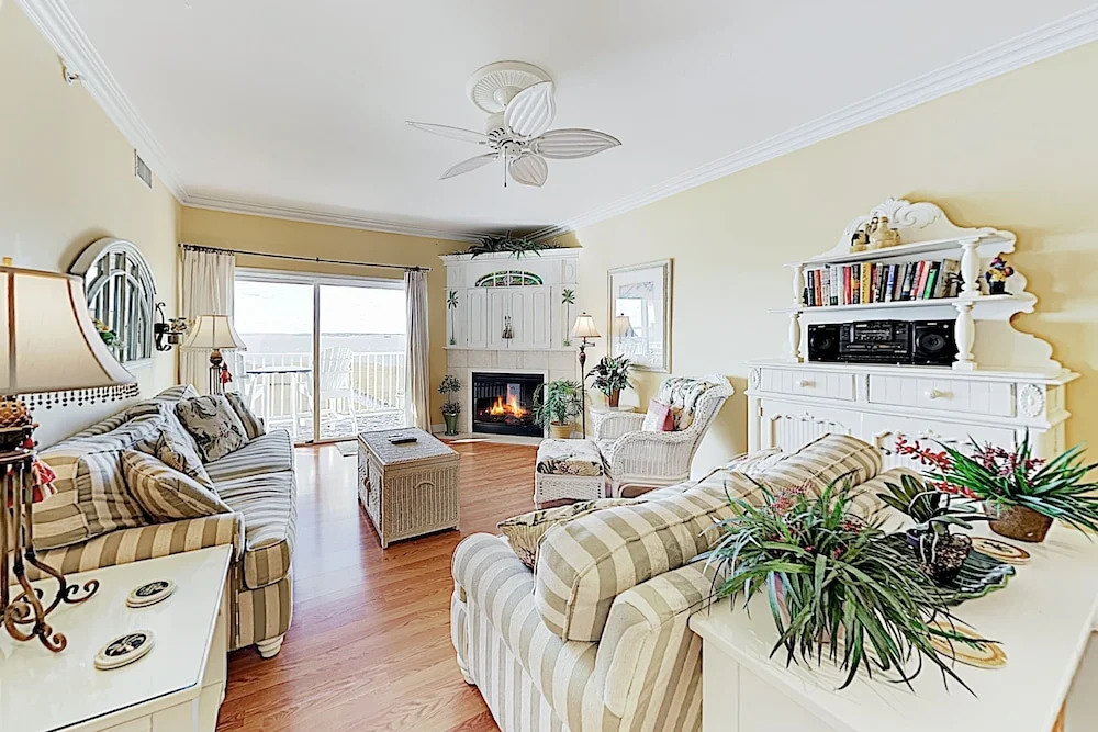 Chic Beachside W/ Pool & Bayfront Balcony 3 Bedroom Condo