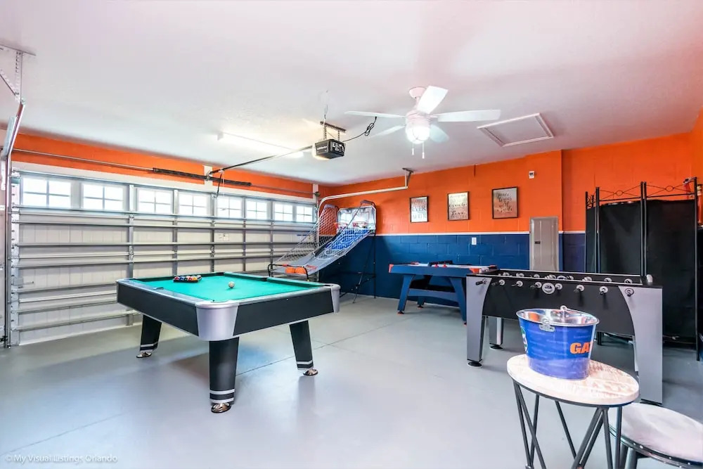 6 Bedroom, 6 Bath Pool Home