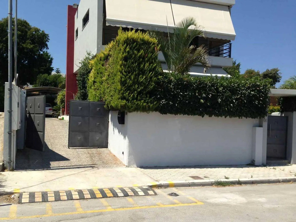Chris Apartments