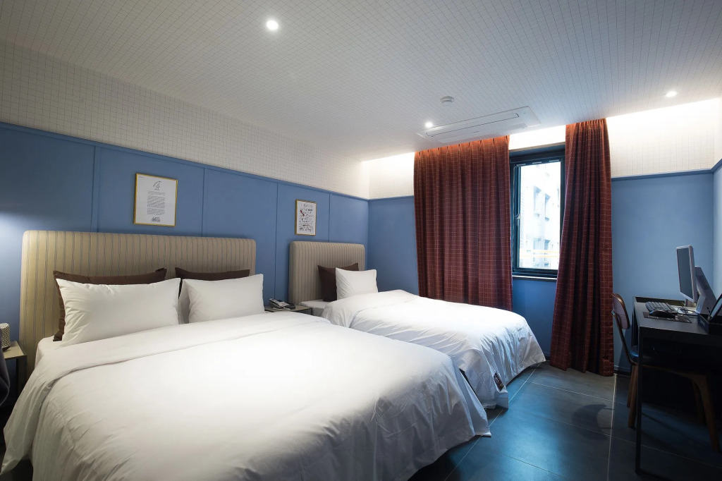 Brown-Dot Hotel Choeup