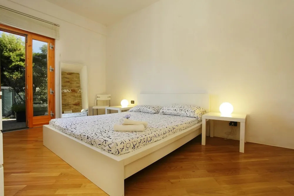 Villa With 6 Bedrooms in Torre Colonna-sperone, With Wonderful sea View, Private Pool, Enclosed Garden
