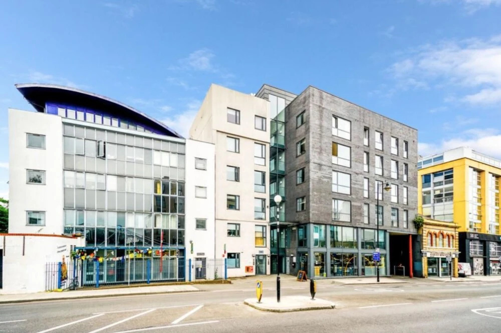 Modern 4 Bedroom Canal-side North London Flat