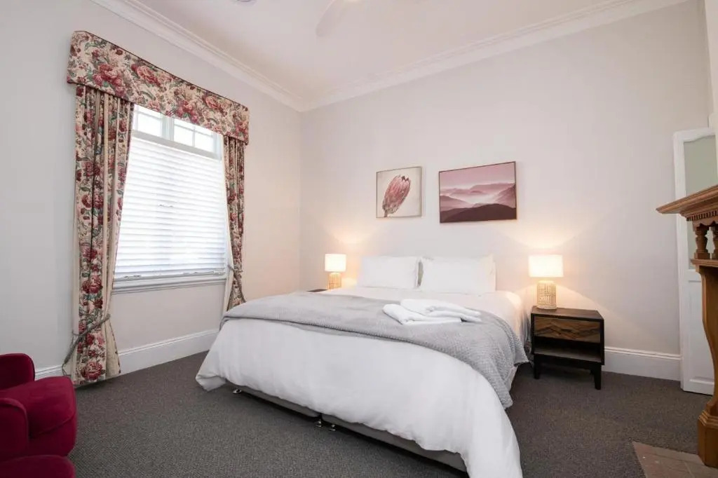 Dunkley House Bathurst Large CBD Heritage Home, Sleeps 10