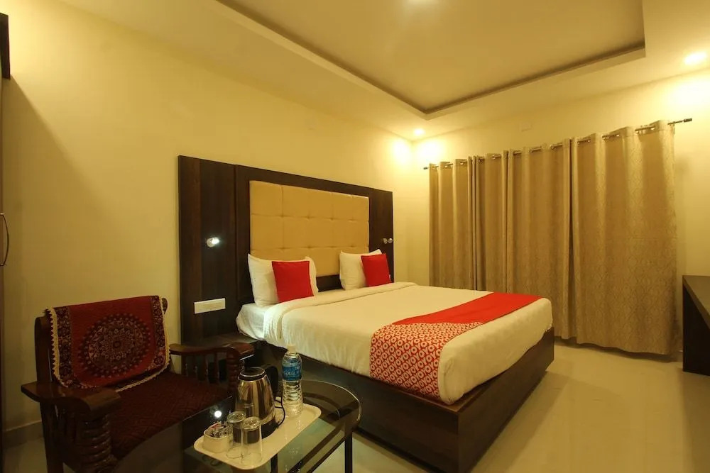 Oyo 26193 Hotel Maple Suites