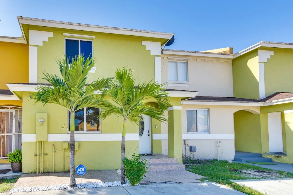 5 Mi to Hard Rock Stadium! Townhome w/ Games
