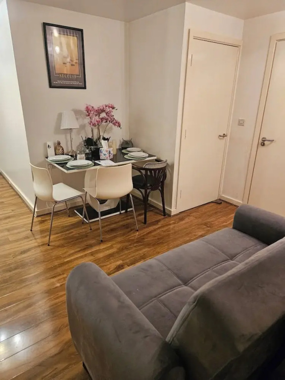Room-spacious Retreat With Private Balco