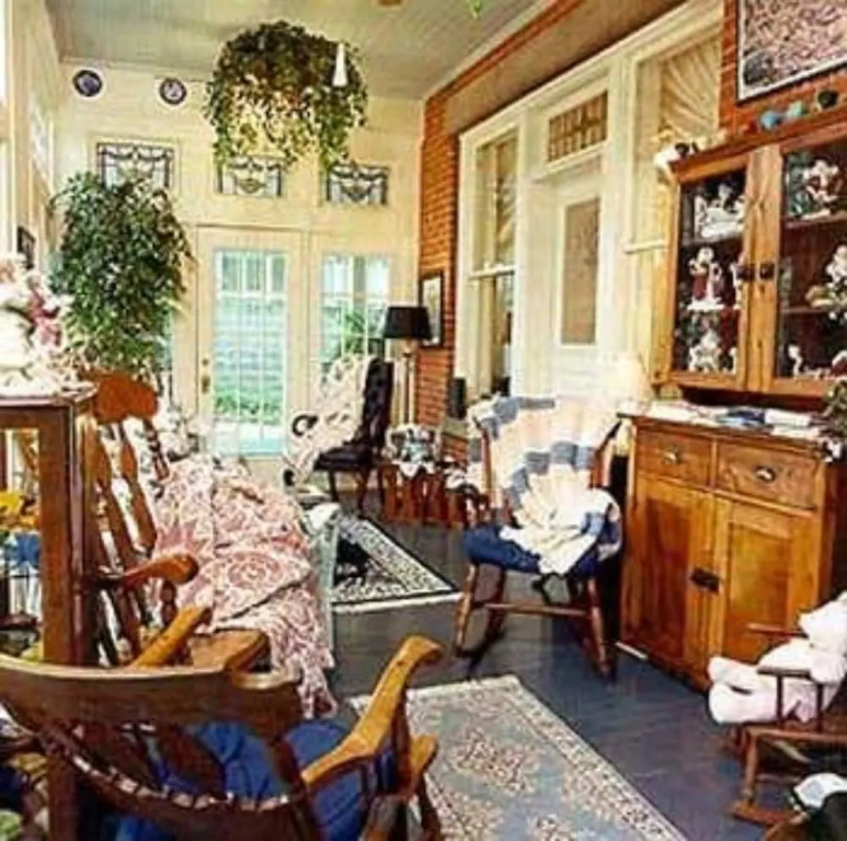 2439 Fairfield "A Bed and Breakfast"