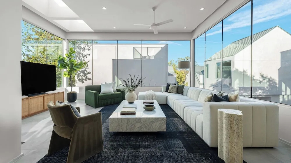 Luxe 11bdr w/ Putting Green, Game Room, Pool Bouldin Collective by Avantstay