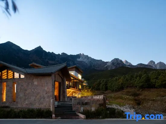 Lijiang Snow Mountain stone house