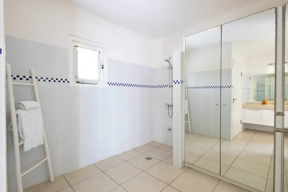 Ocean Whisper Villa in Sint Willibrordus