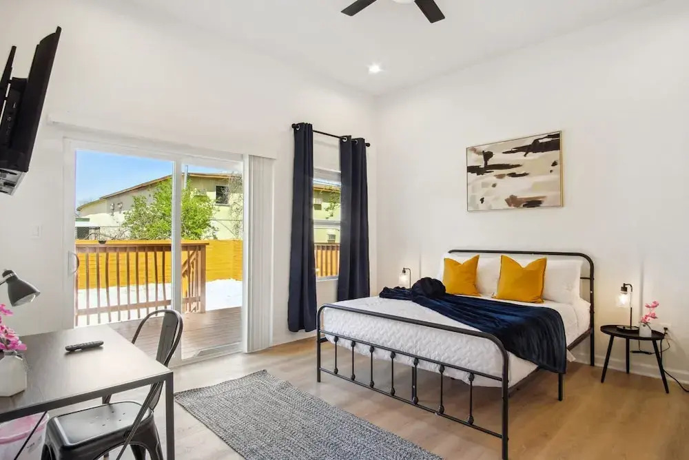 Sleek 4br/3ba Urban Living w/ Downtown Views!