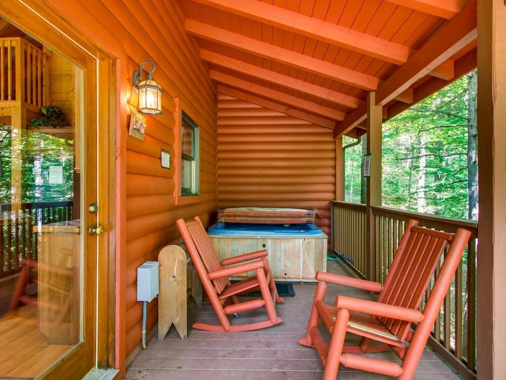 Tomahawk Lodge 3 Bedroom Cabin by RedAwning