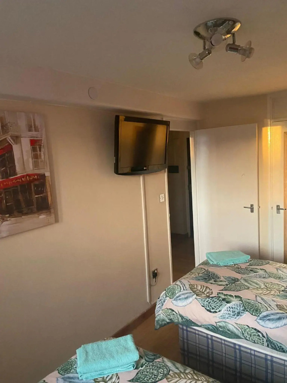 Snooozz - in the heart of Nottingham City Centre - in Victoria Centre Shopping Centre on Milton Street - Your own private Apartment next to the Hilton with full Kitchen and Television Lounge, plus Restaurants, Shops and Supermarket all onsite
