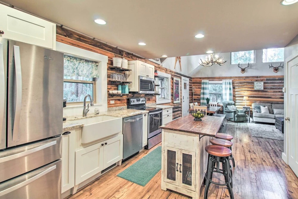 1 Mi to Lake: Chic Arizona Cabin w/ Large Porch!