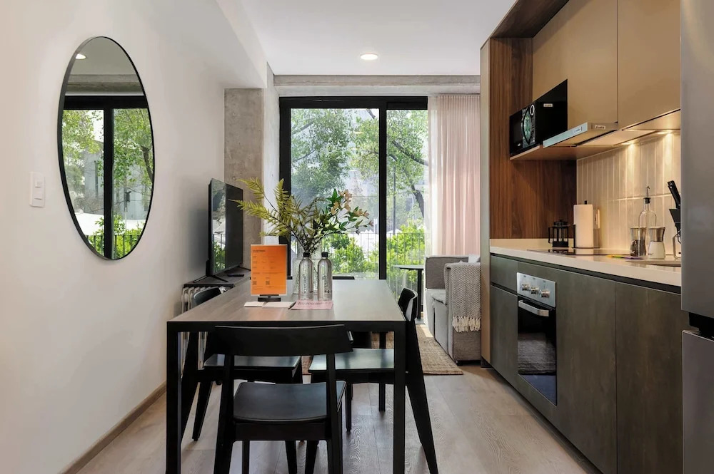 w Striking 2BR in the Heart of San Rafael