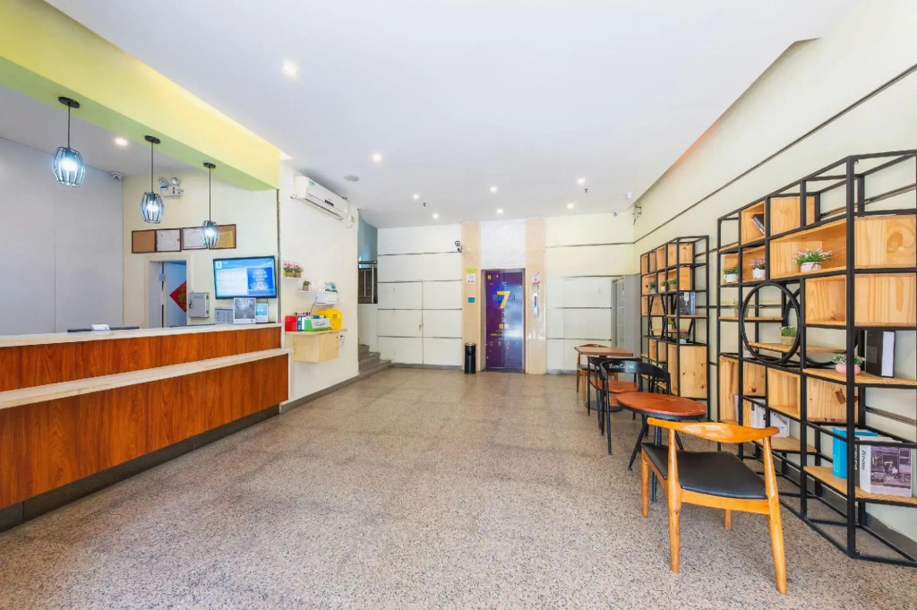 7 Days Inn (Zhanjiang Dingsheng Plaza Guanhai Promenade Branch)
