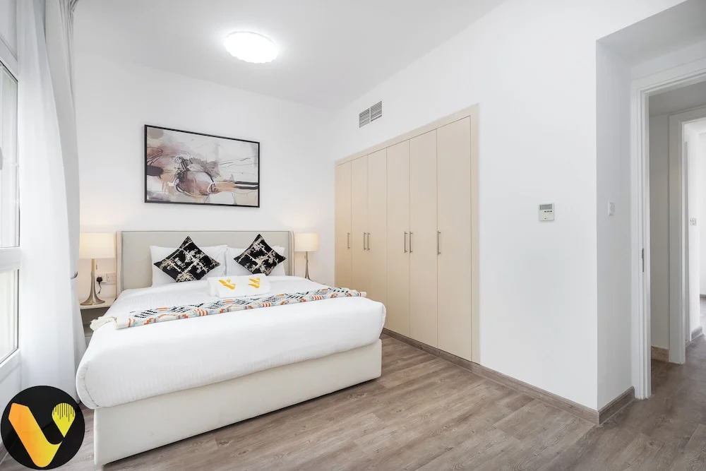 Vogue Vacation Homes, Springs Emirates Living near The Springs Souk, JBR, Marina, Mall of the Emirates, Spacious Villa with Garden and access to Lake and all Amenities in the Community