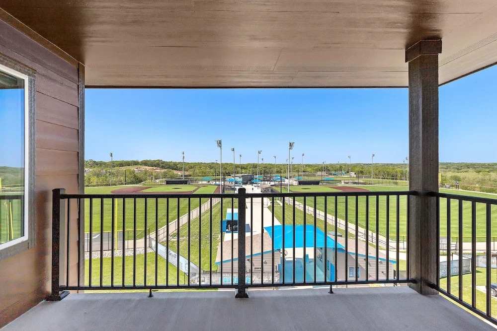 Holiday Inn Express Kansas City North - Parkville by IHG