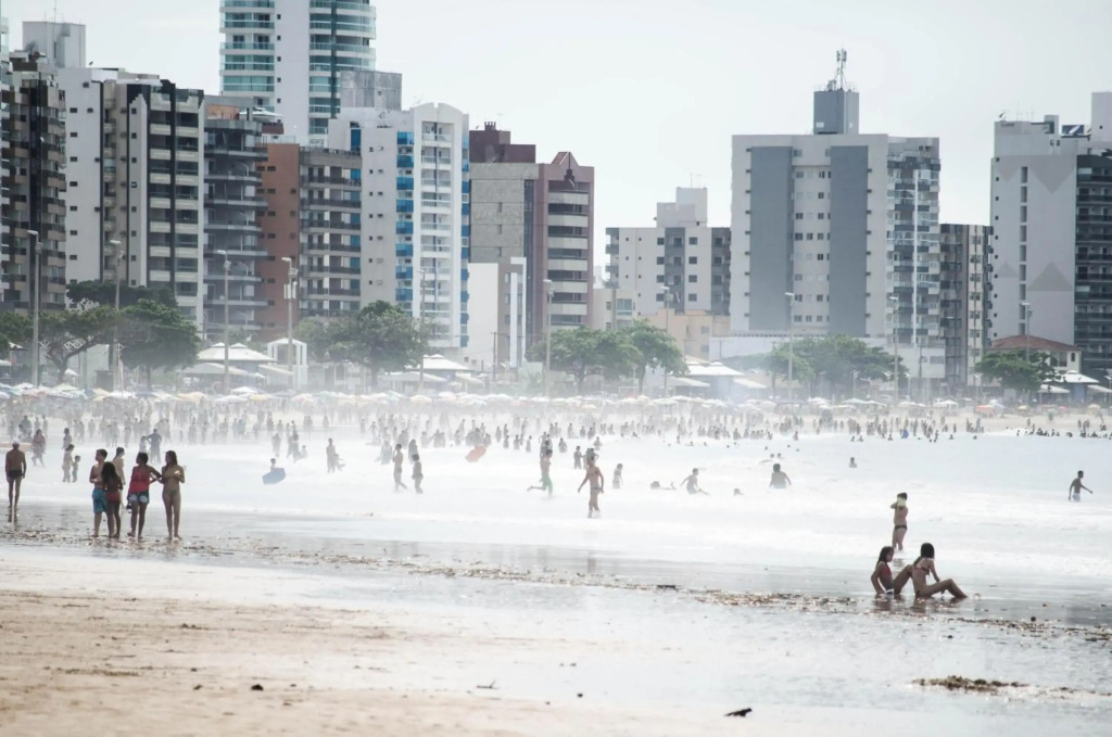 CONFORTO IMBATIVEL - 25 metros do MAR - 2 Quartos com AR CONDICIONADOS SPLIT, Air Fryer, WI-FI, Disney Plus, Star Plus, HBO Max, Cadeiras de Praia e Caixa Térmica - 8 pessoas com Muito Conforto - Melhor Localização