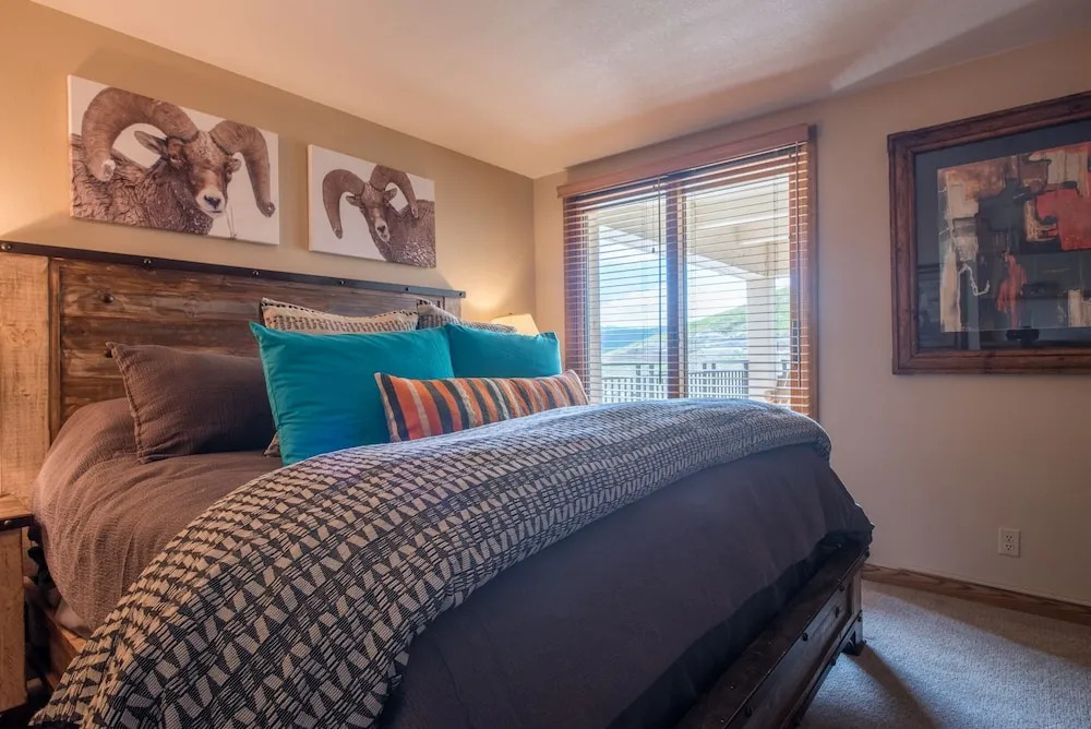 Lovely Modern Plaza Condo - No Cleaning Fee! by RedAwning