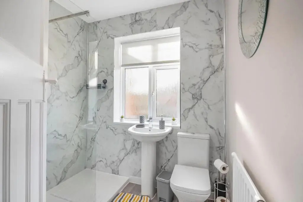 Spacious 3 Bed House, Netflix, Garden, Parking