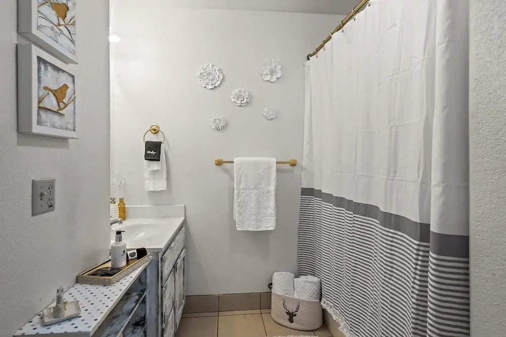 Cozy PC Condo Top Floor Studio