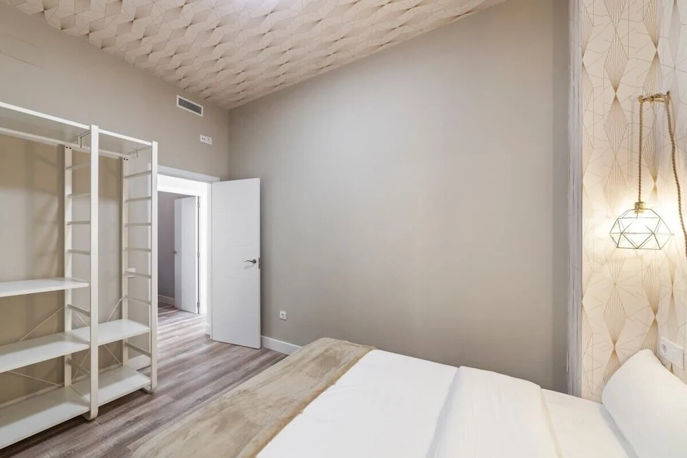 Bright & Spacious Three Bedroom Apartment in Centro