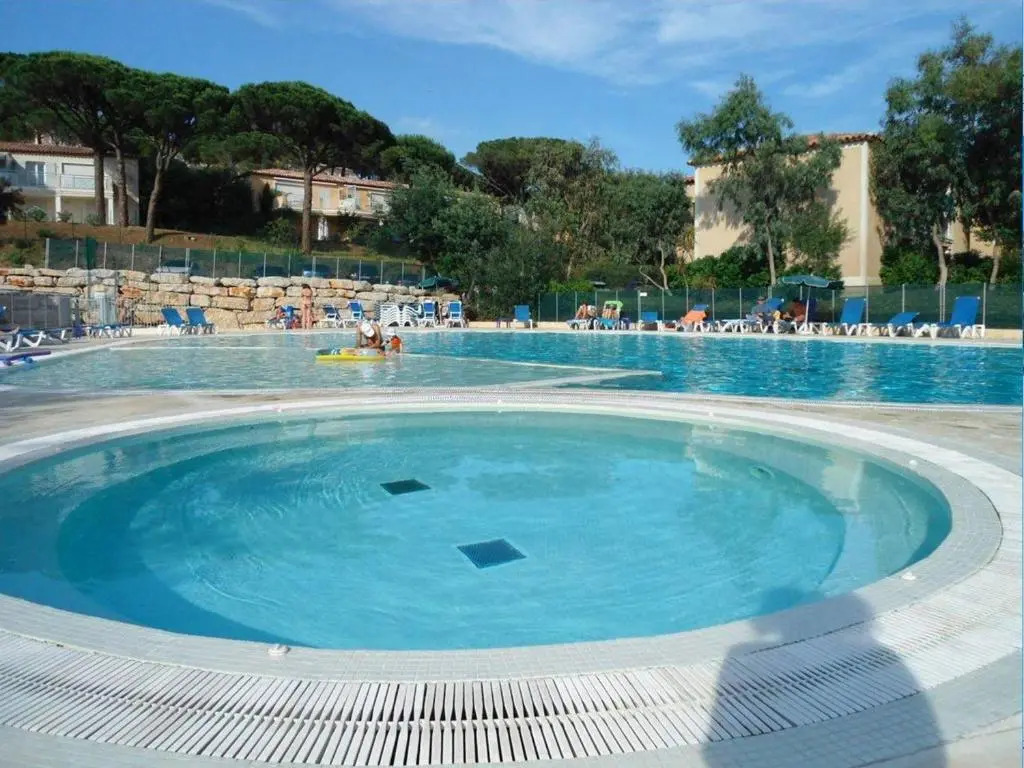 Appartement 3 pièces avec terrasse, piscine, parking et navette plage à Sainte-Maxime - FR-1-226-189