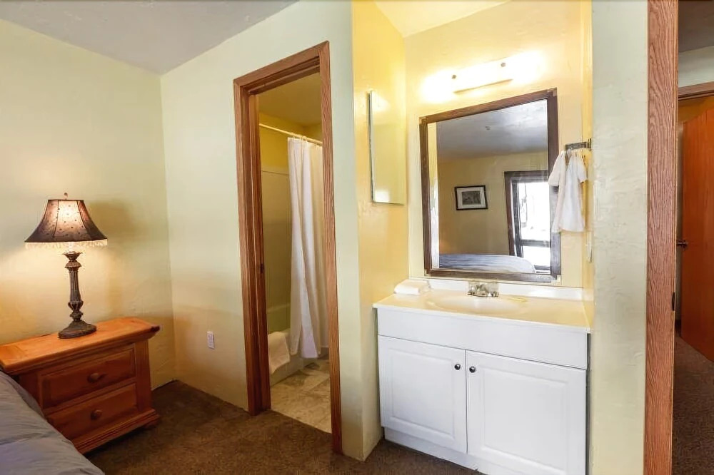 Sizeable Condo Free WiFi & Uncovered Parking by RedAwning
