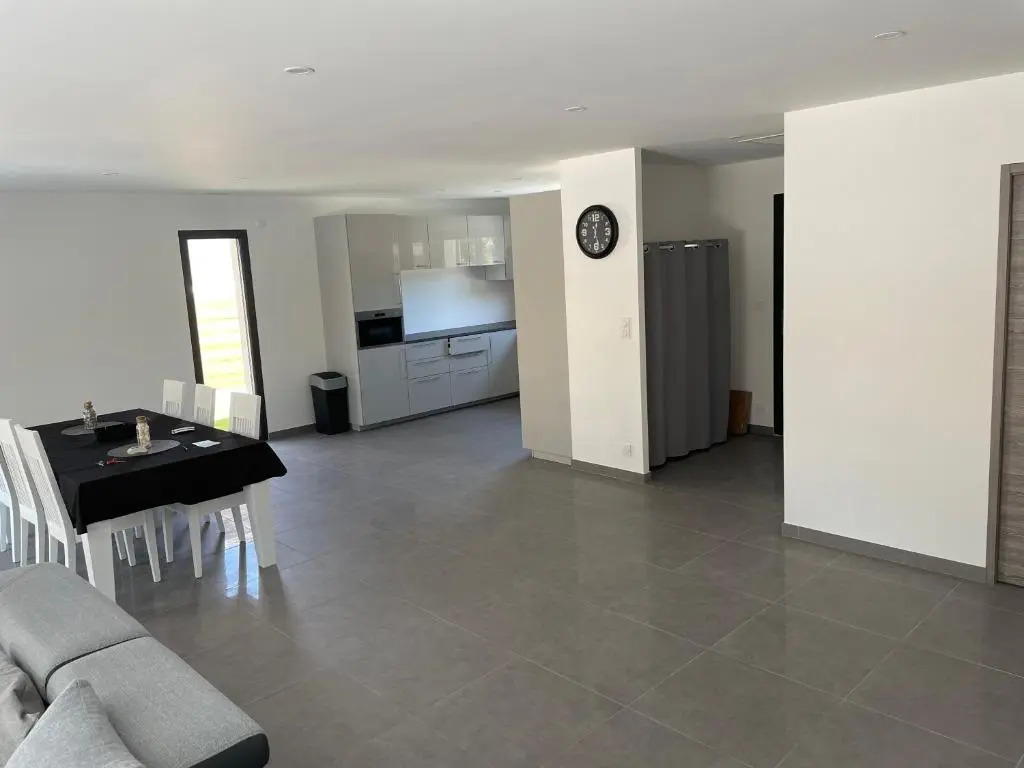 MAISON moderne avec piscine chauffée