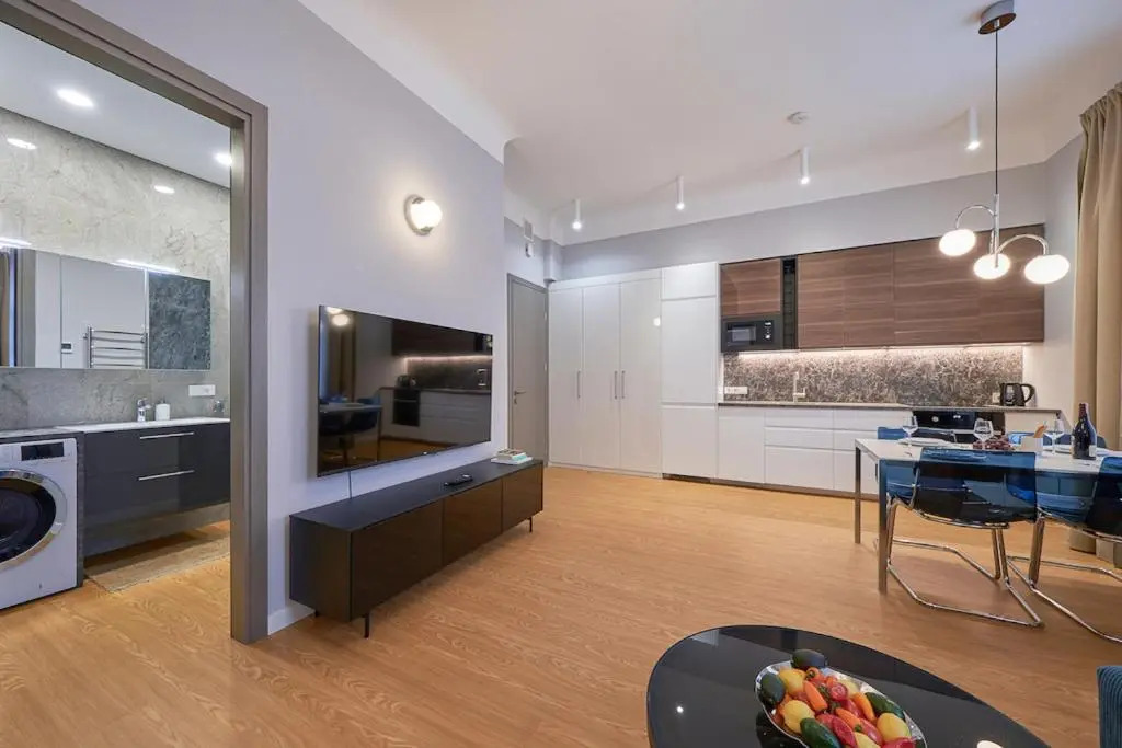 Spacious, New, High Ceilings, Central, by Cohost