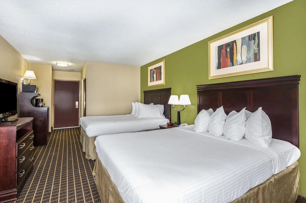 Days Inn & Suites South Boston