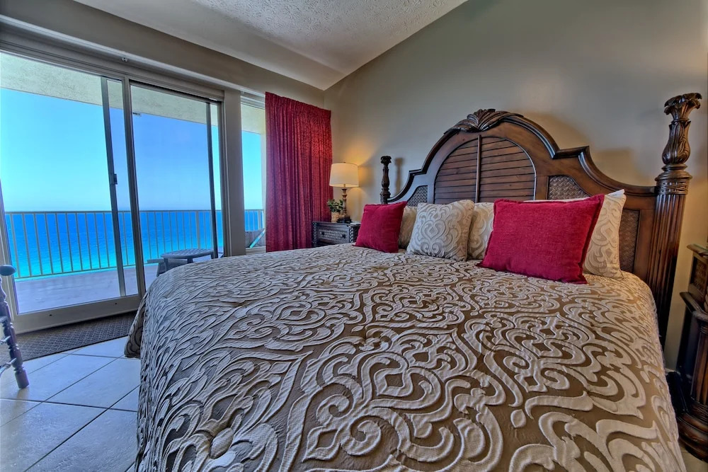 Luxurious High-Rise Condo with Spacious Balcony Facing the Ocean - Unit 1805 by RedAwning