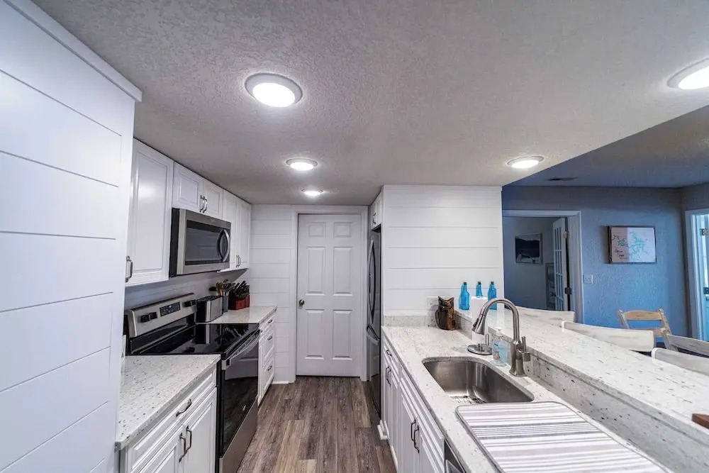 Lazy L at the Lake Chic 3 BDR Condo w/ Boat Slip