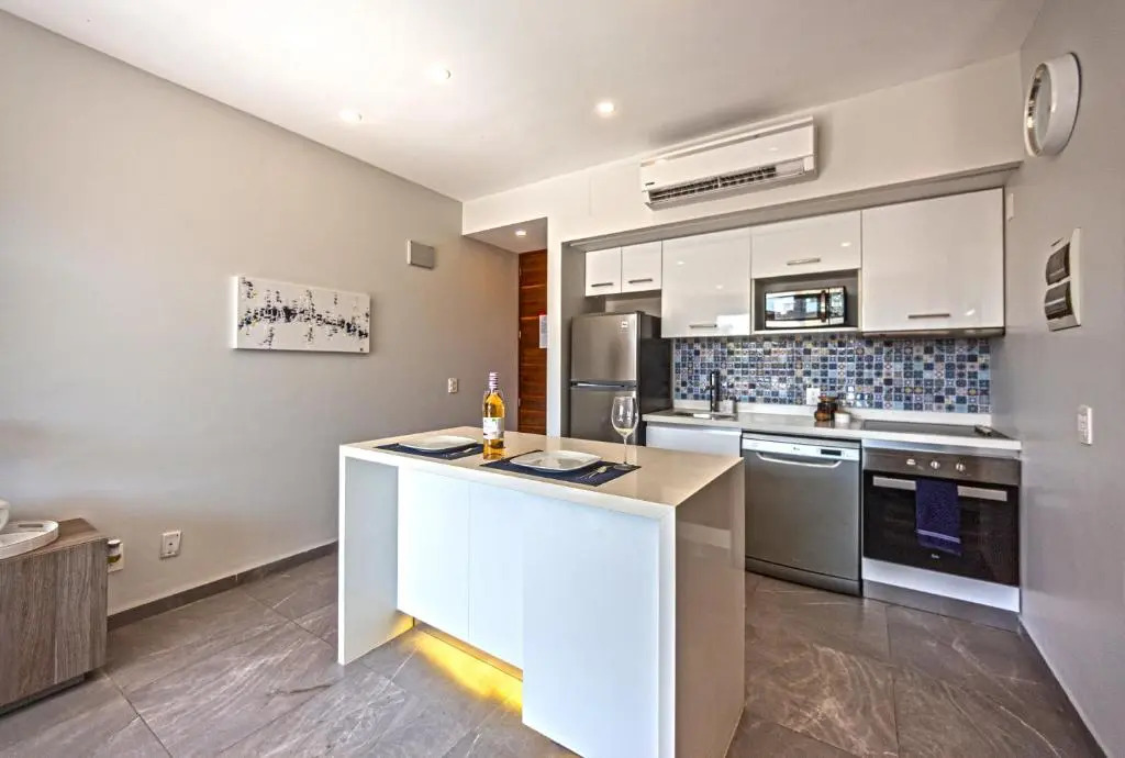 CHIC 2 Bdr GALLERY CONDOS near 5th avenue & BEACH