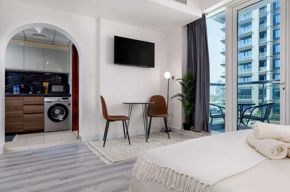 Waves - Cozy, Fully Furnished Studio in Dubai Sports City