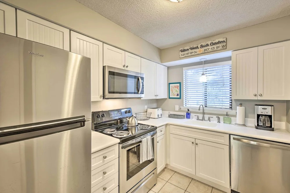 Half-mi to Beach: Hilton Head Condo w/ Lagoon View