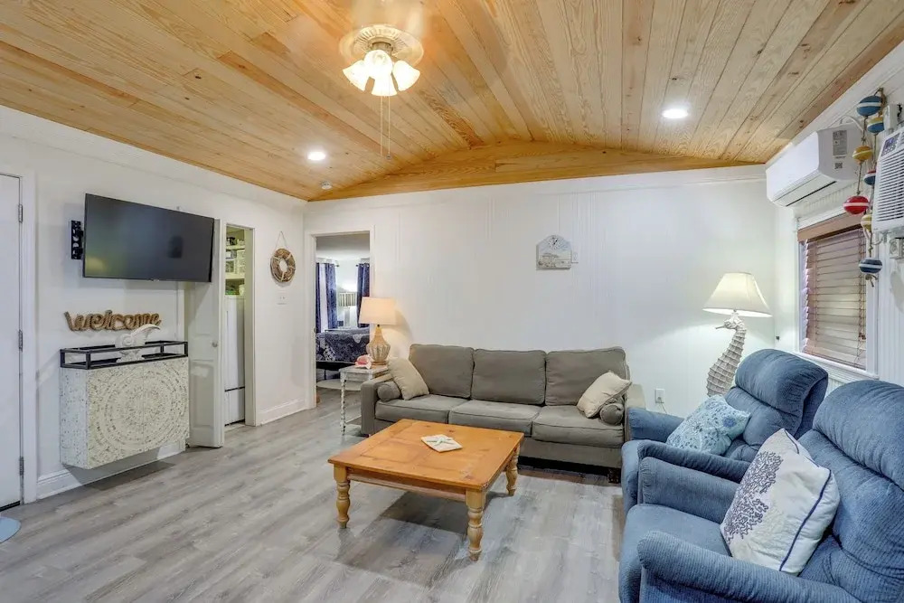 1 Mi to Festivals! Grand Isle Getaway w/ Deck