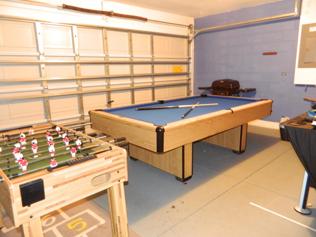 Delightful 4 Bed Pool Home with games room, Davenport, US