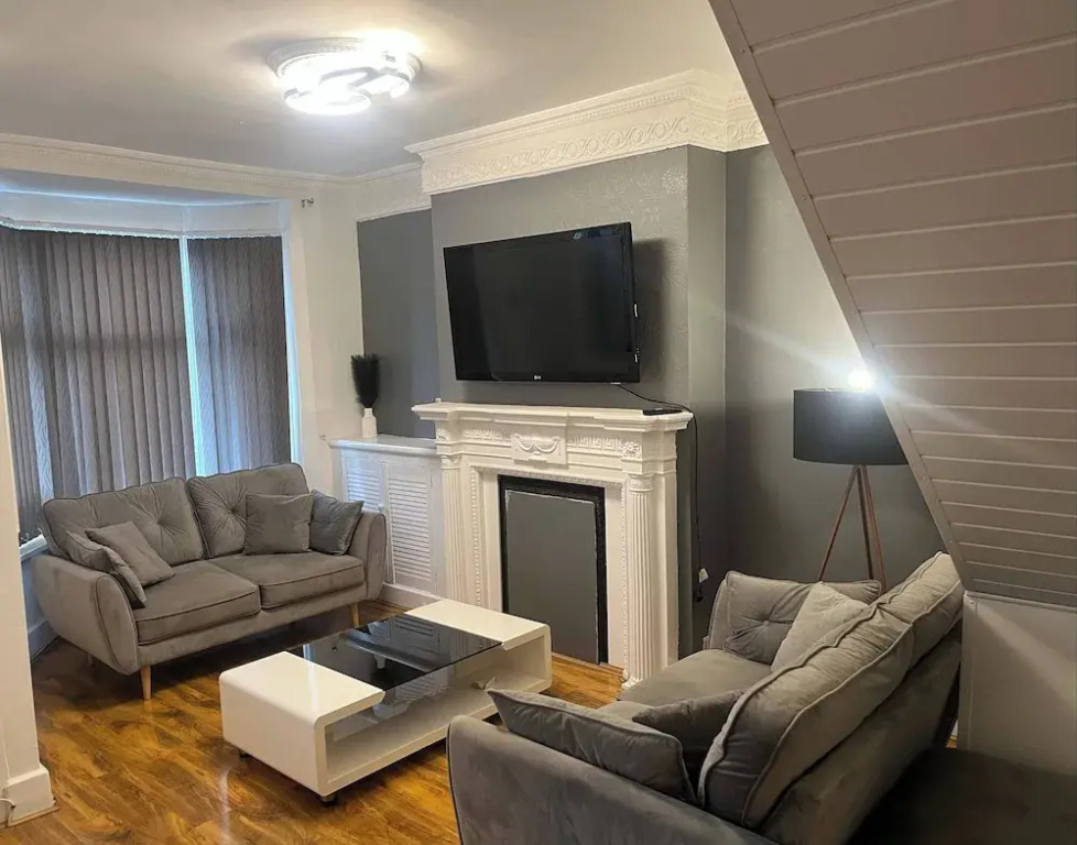 4-guest Charm Home W/street Parking & Wifi & Party
