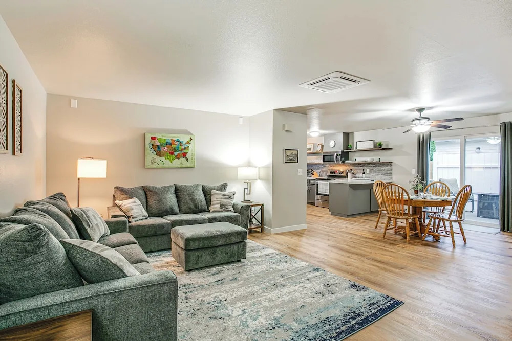 Updated Duplex Home < 1 Mi to Downtown Enumclaw!