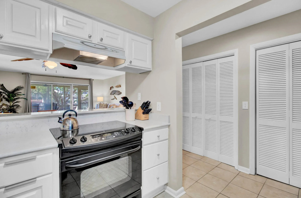 3C Mariners Walk by Avantstay Beach & Pool Access, Enclosed Porch
